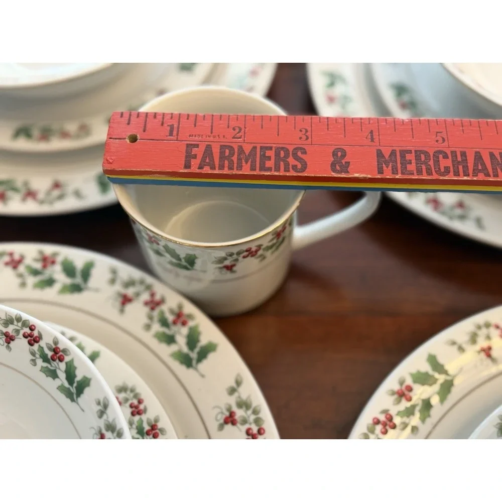 Gibson Christmas Charm Holly Berry 16-Piece Dinnerware Set, Service for 4